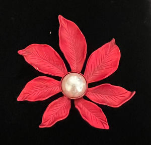 VTG Flower Brooch Red Petals Poinsettia Faux Pearl Center Beautiful Color Gold